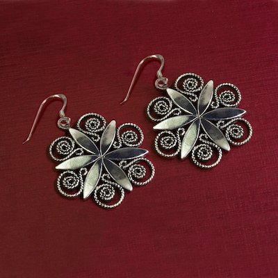 Orecchini pendenti a fiore in argento FLORE
