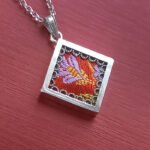 Ciondolo in filigrana d’argento e broccato Teca