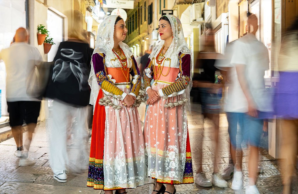 L’abito sardo, i gioielli sardi e il folclore come ponte tra passato e presente