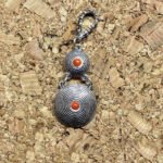 ciondolo doppia corbula con pietra rossa