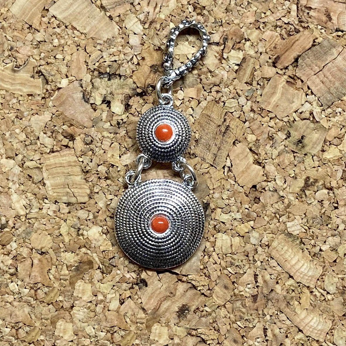 ciondolo doppia corbula con pietra rossa