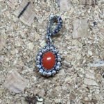 ciondolo ovale con pietra rossa