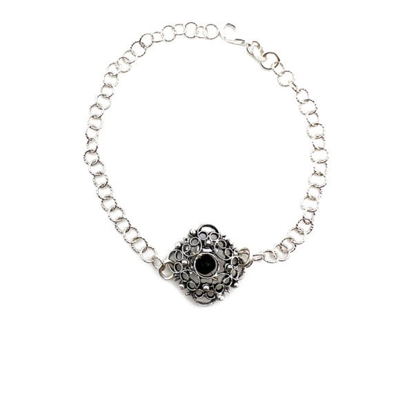 bracciale sardo realizzato a mano con decoro centrale